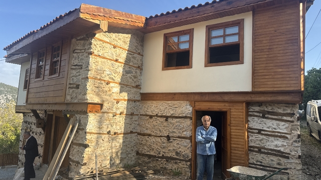 Antalya'da ata mirası tarihi düğmeli evler restore ediliyor
Yöre halkı, hem ata yadigarı evleri yaşatmak hem de bölgenin turizme kazandırılması amacıyla restorasyon çalışmalarına büyük önem veriyor