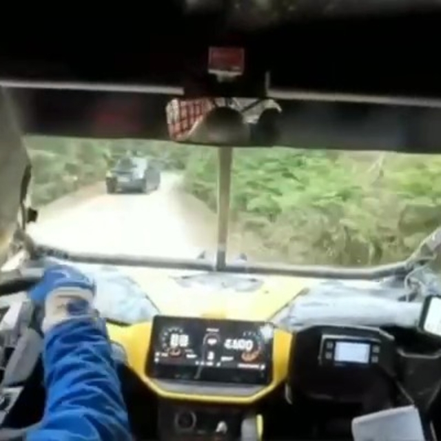 Baja yarışında sivil araç tehlike saçtı: Tecrübeli pilotlar faciayı önledi