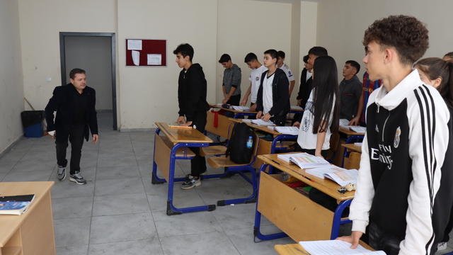 Bedensel engelli öğretmen, kaleme aldığı 4 kitapla çevresindekilere örnek oluyor