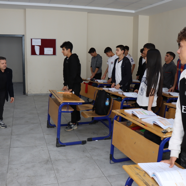 Bedensel engelli öğretmen, kaleme aldığı 4 kitapla çevresindekilere örnek o...