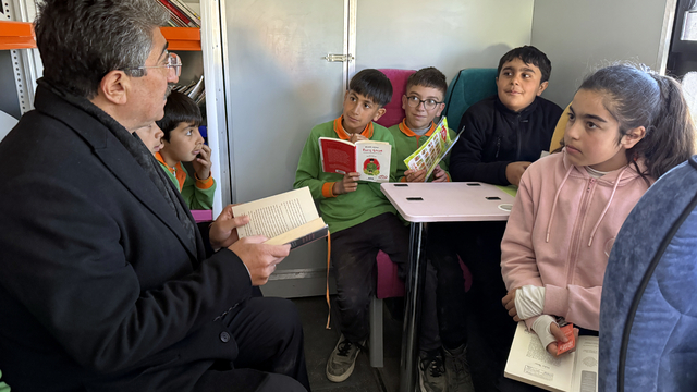 Ardahan'da gezici kütüphane otobüsü 7 yıldır her kesimi kitapla buluşturuyor