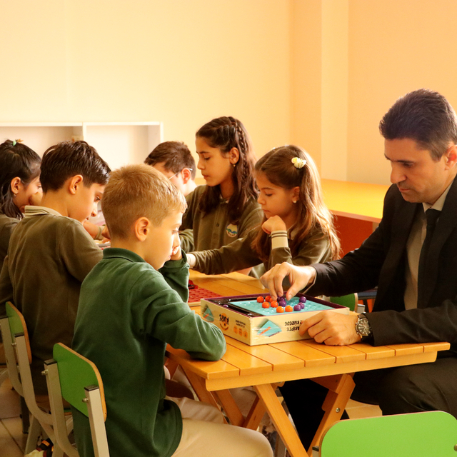 Doğuş öğretmen, öğrencilerini akıl ve zeka oyunlarıyla ekrandan uzak tutuyo...