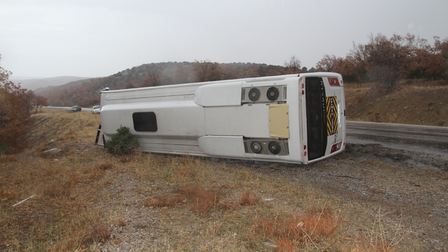 Konya'da öğrenci servisi devrildi: 31 yaralı