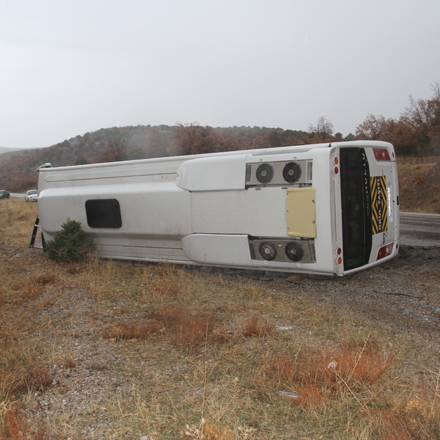 Konya'da öğrenci servisi devrildi: 31 yaralı