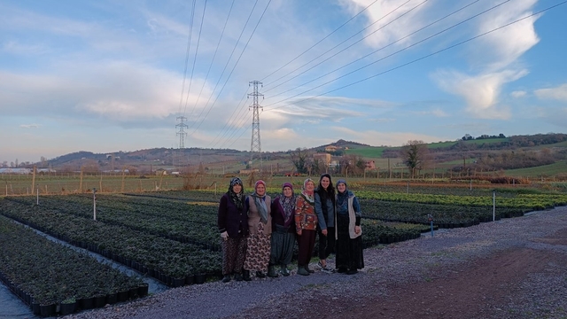 Baba mesleğini süs bitkileri ihracatı ile sürdüren mühendis Nihal, kadın çiftçilerle çalışıyor