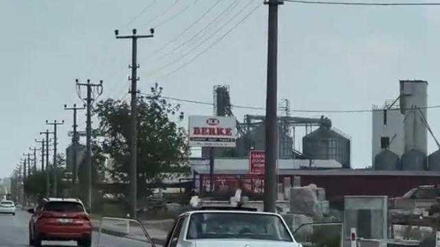 Trafikte akıl almaz anlar: Son ses müzikle kapıları açık vaziyette seyretti
O anlar sosyal medyada, "Bunu gören bir kamera bir polis yok mu?" sözleriyle paylaşıldı