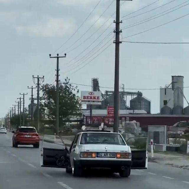 Trafikte akıl almaz anlar: Son ses müzikle kapıları açık vaziyette seyretti...