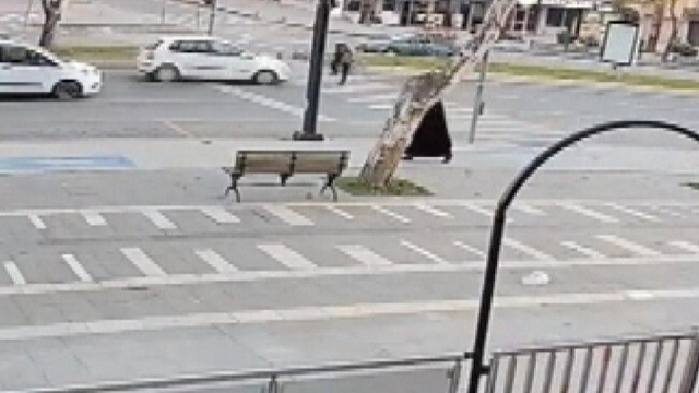 Yolun karşısına geçmeye çalışan yayaya otomobil çarptı