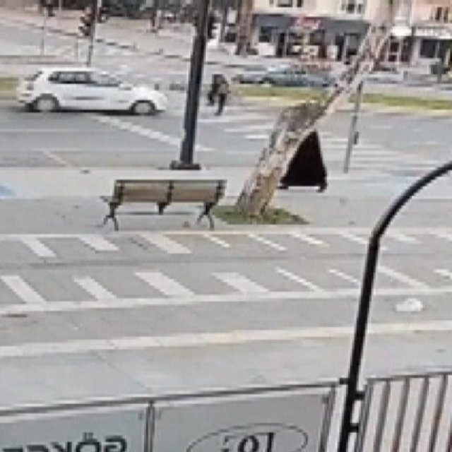 Yolun karşısına geçmeye çalışan yayaya otomobil çarptı