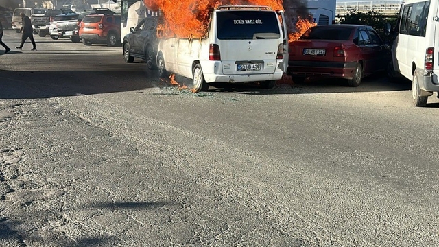 Hopa'da minibüs yangını korkuttu
Seyir halindeyken yanmaya başlayan Mercedes marka minibüsten çıkan alevler yanındaki bir otomobile ve otobüse sıçradı