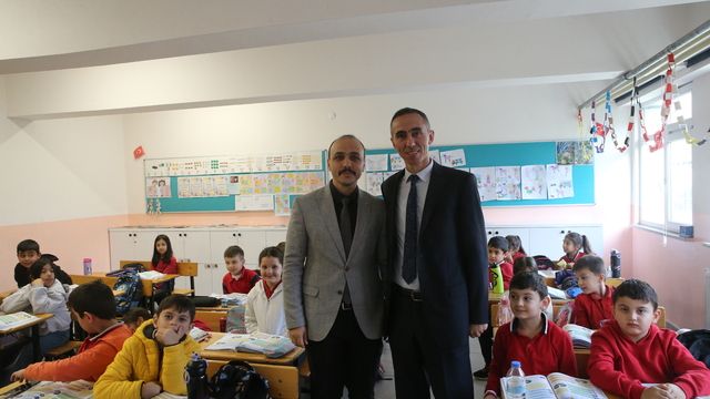 Sınıf öğretmeni meslektaşı olan eski öğrencisiyle aynı okulda görev yapıyor