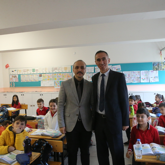 Sınıf öğretmeni meslektaşı olan eski öğrencisiyle aynı okulda görev yapıyor