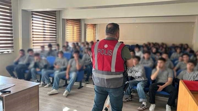 Erzincan çocuk polisi öğrencileri bilgilendirmeye devam ediyor