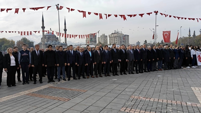 Milli Eğitim Müdürü Esen: "Erdemli bir topluma doğru giden yolda öğretmenin adanmışlığı, ideali çok önemli"
Kayseri'de Öğretmenler Günü dolayısıyla çelenk koyma töreni yapıldı
