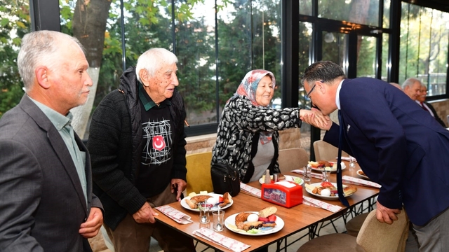 Başkan Öküzcüoğlu emekli öğretmenlerle buluştu
