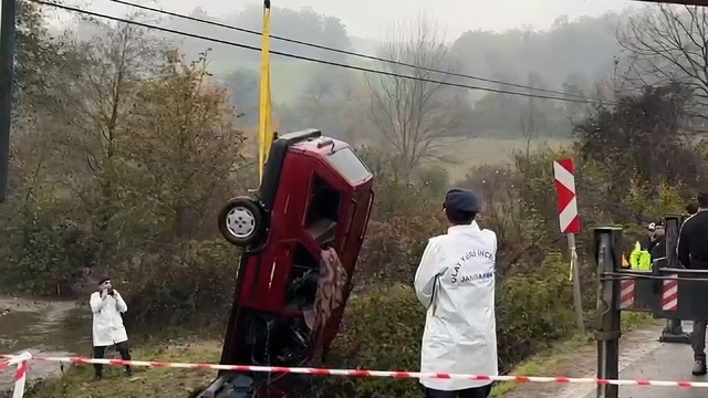 Otomobil dereye uçtu: 2 ölü, 1 yaralı