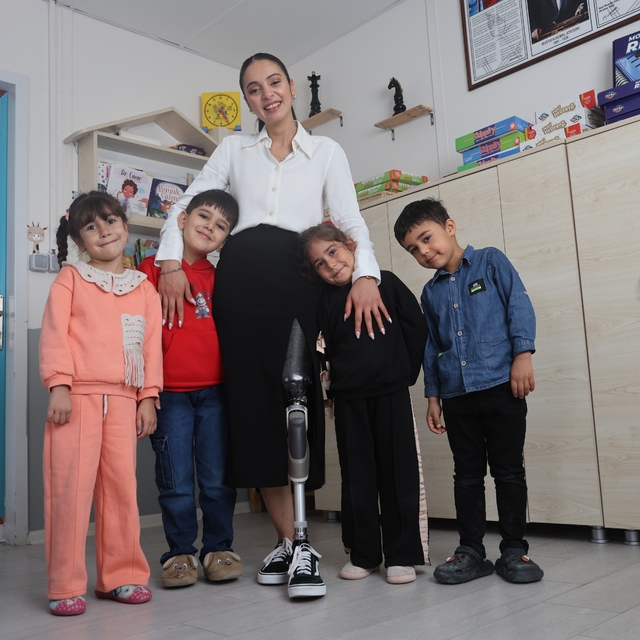 Enkazdan 46. saatte kurtarılan genç öğretmen, protez bacağıyla geri döndüğü...