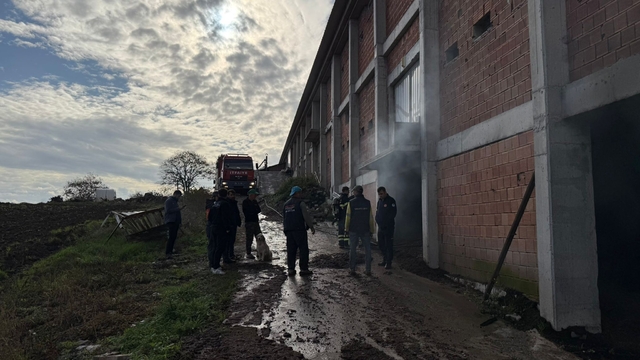 Tavuk çiftliğinin depo kısmında yangın