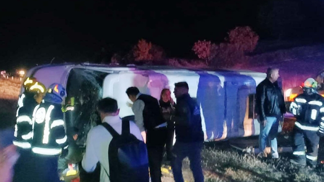 Yolcu otobüsü ile servis minibüsü çarpıştı: 1 ölü, 14 yaralı