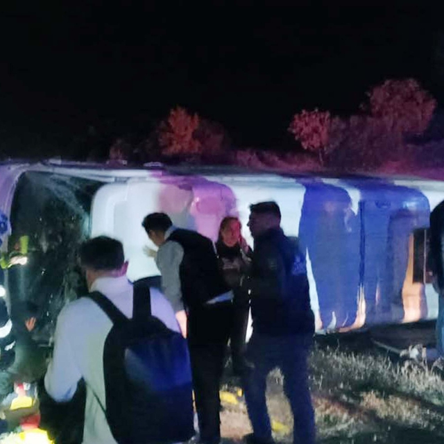 Yolcu otobüsü ile servis minibüsü çarpıştı: 1 ölü, 14 yaralı