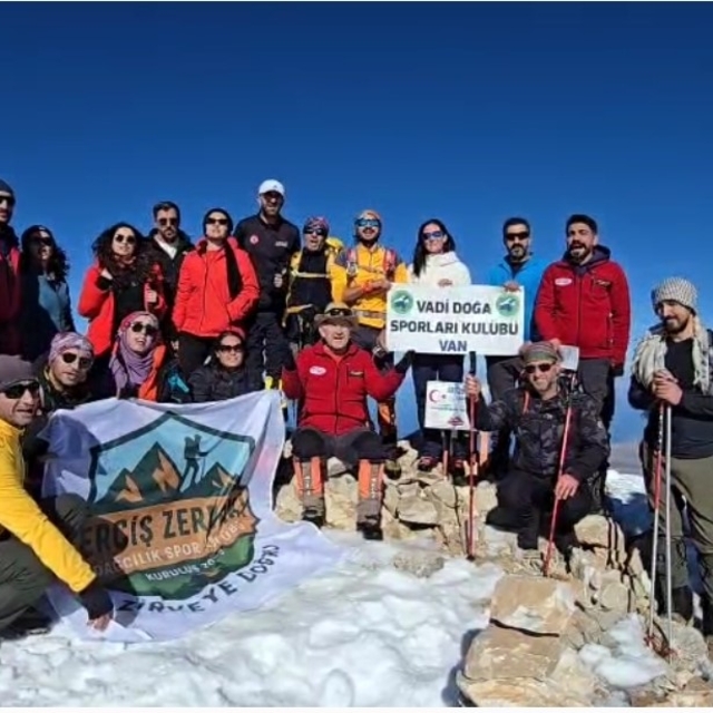 Vanlı dağcılardan 'Öğretmenler Günü'ne özel tırmanış