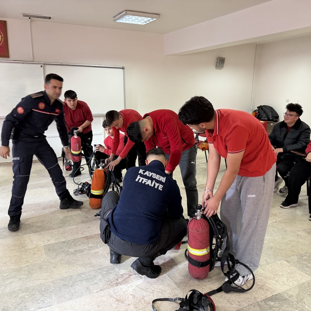 Büyükşehir itfaiyesinden stajyer lise öğrencilerine eğitim desteği