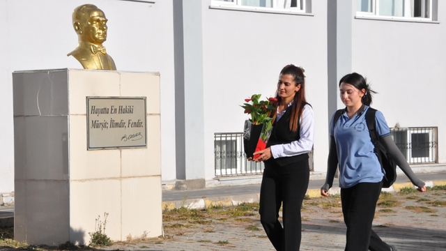 Anne ve kızından öğretmenlerine sürpriz kutlama