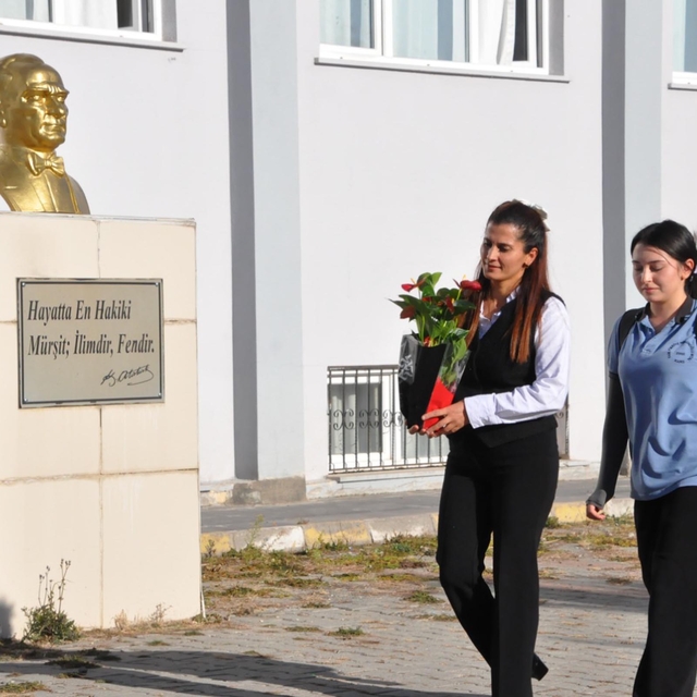 Anne ve kızından öğretmenlerine sürpriz kutlama