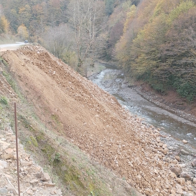 Dere yataklarına mesken atık ve moloz dökülüyor
