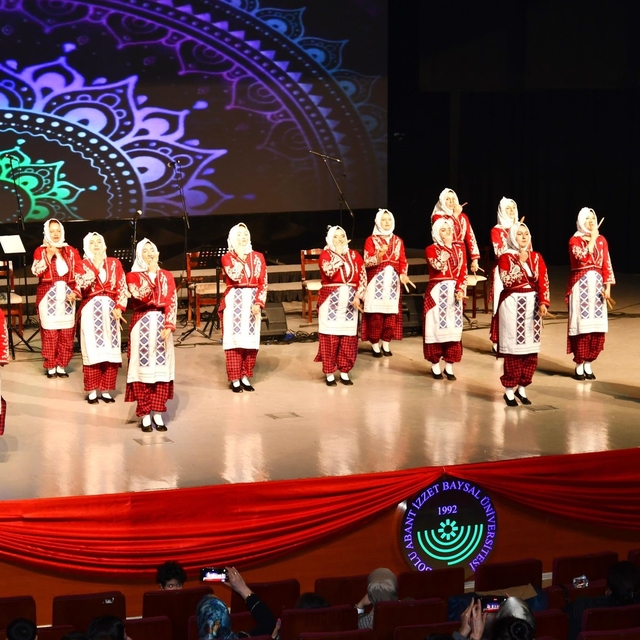 Bolu'da öğretmenlerden unutulmaz kültür ve sanat gecesi