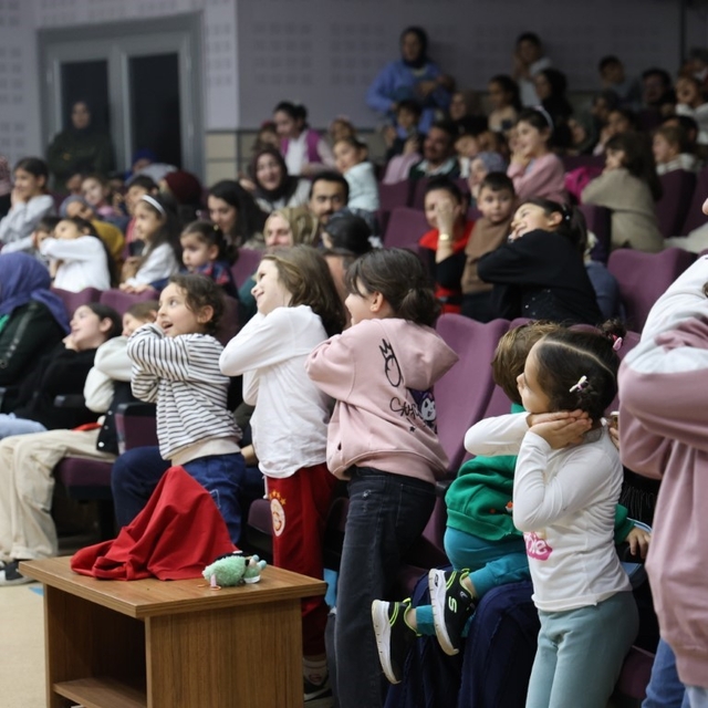 Minik izleyicilerden tiyatro oyununa tam not