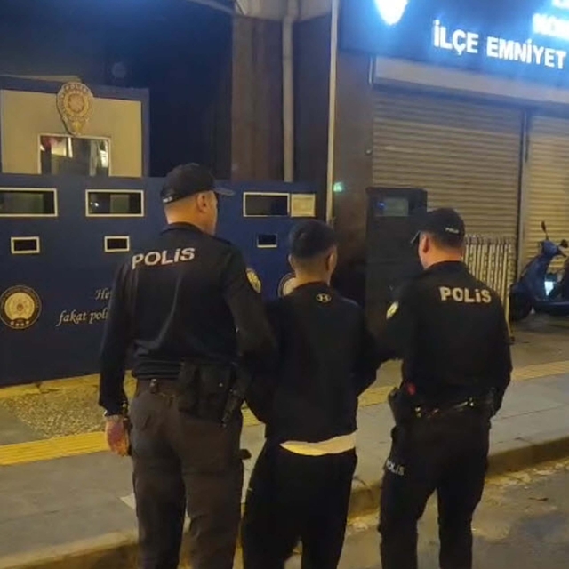 İzmir'de 50 yıl kesinleşmiş hapis cezası bulunan 16 yaşındaki firari hüküml...