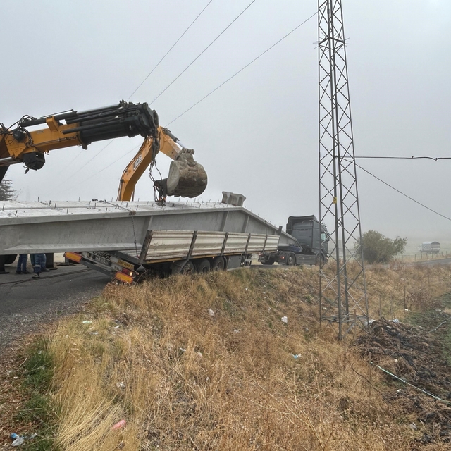 Bingöl'de virajı alamayan tır yan yattı