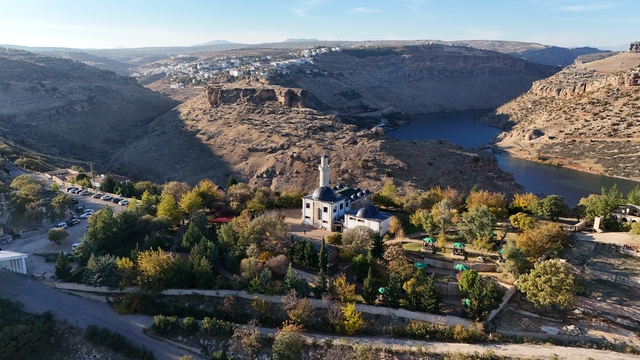 Kur'an-ı Kerim'de ismi geçen peygamberlerin kabirlerinin olduğu ilçe yılda 1 milyon ziyaretçi ağırlıyor
Diyarbakır'ın 22 bin nüfuslu ilçesi inanç turizmiyle yılda 1 milyon ziyaretçi ağırlıyor