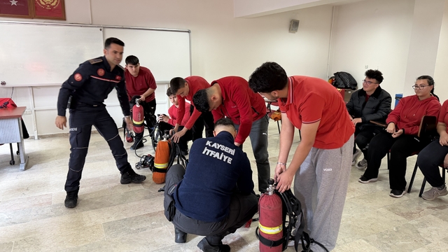 Büyükşehir itfaiyesinden stajyer lise öğrencilerine eğitim desteği