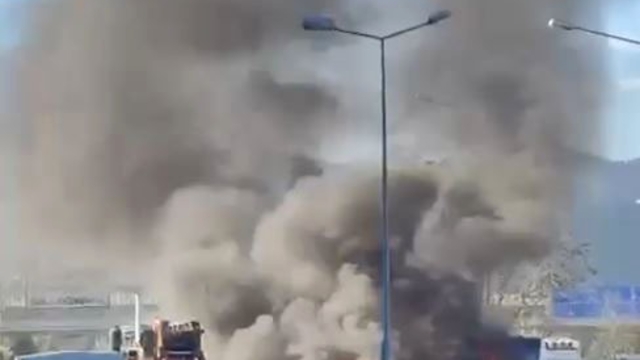 Minibüste çıkan yangın, otomobile sıçradı; cipin son anda kurtarılması kamerada