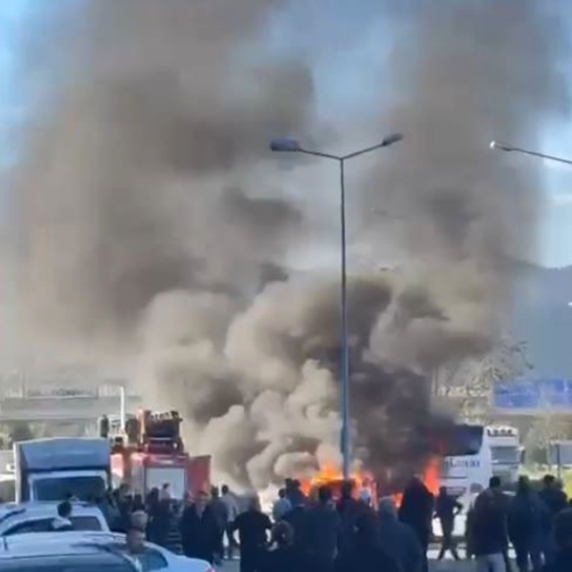 Minibüste çıkan yangın, otomobile sıçradı; cipin son anda kurtarılması kame...