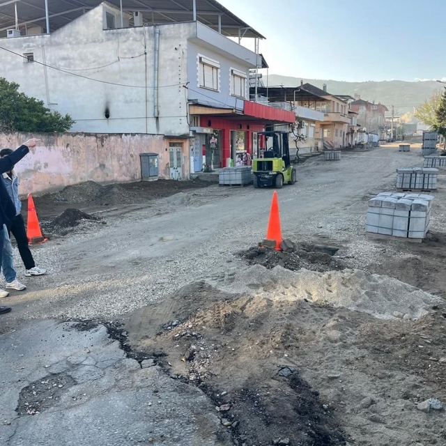 Yenipazar'da yol ve kaldırım çalışmaları sürüyor