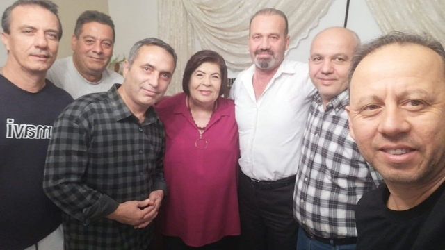 79 yaşındaki Melehat öğretmene duygulandıran ziyaret
Adana'da 41 yıl önce eşi iş kazasında ölünce, öğrencilerini 3. sınıfta bırakmak zorunda kalan 79 yaşındaki emekli öğretmeni, öğrencileri ziyaret edince duygu dolu anlar yaşadı
Emekli öğretmen Melahat Tutaş:
"Ziyaret beni çok duygulandırdı, onlar benim öğrencim değil evlatlarımdı"
Ziyarete gidenlerden Hasan Cop:
"Benim hem annem hem de babam yoktu, öğretmenim bana bir anne oldu"