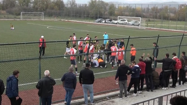 Dili boğazına kaçan futbolcuya, hakemden hayati müdahale