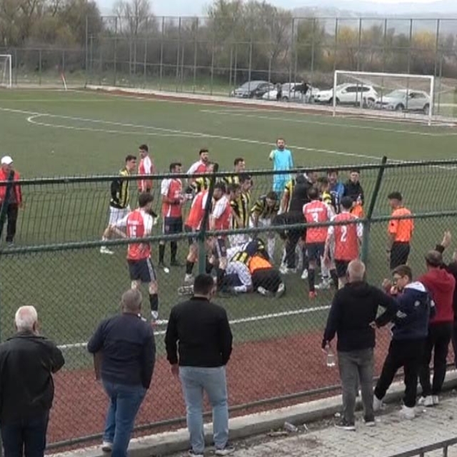 Dili boğazına kaçan futbolcuya, hakemden hayati müdahale