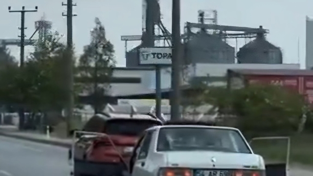 Kapıları açık otomobil ile yolculuk yaptı; o anlar kamerada