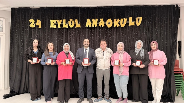 Mahalle muhtarından öğretmenlere plaketli kutlama