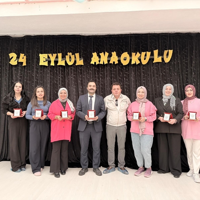 Mahalle muhtarından öğretmenlere plaketli kutlama