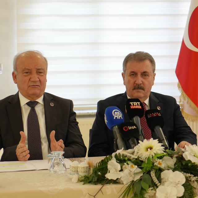 BBP Genel Başkanı Destici, Balıkesir'de gazetecilere açıklamalarda bulundu: