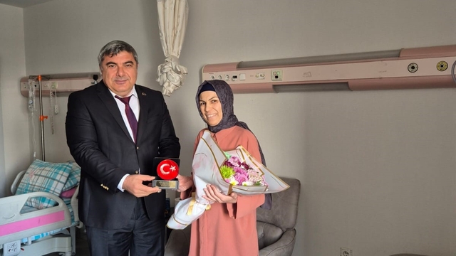 Öğretmenler Günü'nü hastanede geçiren öğretmen unutulmadı