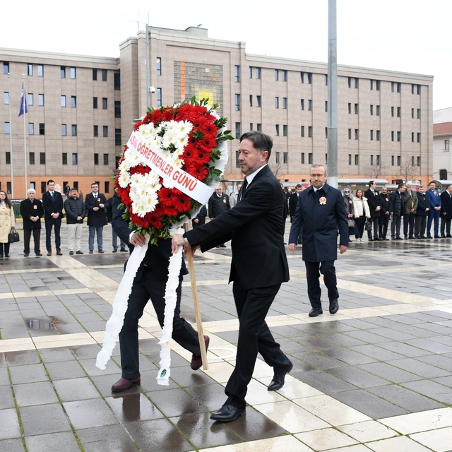 Öğretmenler Günü dolayısıyla çelenk sunma töreni gerçekleştirildi