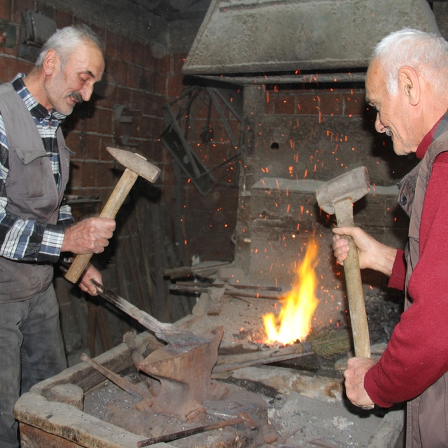 Babalarından kalan ocağı söndürmüyorlar
Bir asırlık demircilik mirasını kar...