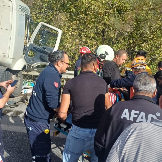 Aydın'da trafik kazası: 1 yaralı
Araçta sıkışan sürücüyü AFAD ve itfaiye ek...