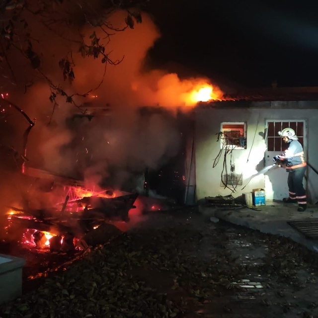 Alevlere teslim olan ev kullanılamaz hale geldi